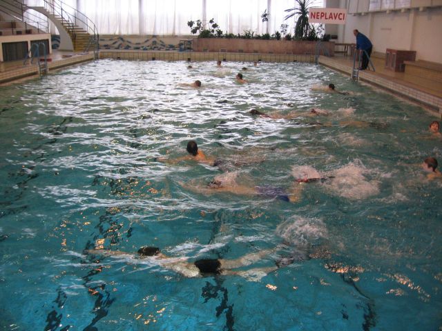 Žáci zkoušejí ploutve v plavání